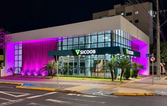 Agência Centro do Sicoob Confiança recebe iluminação especial em apoio ao Outubro Rosa