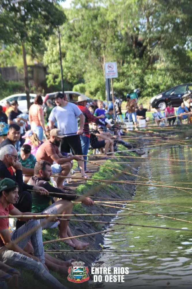 Pesque e Brinque reúne famílias e promove diversão no lago municipal de Entre Rios do Oeste